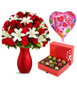 XOXO Bouquet, Strawberries and Balloon Love Bundle